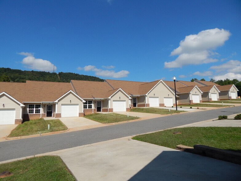 Hunters Ridge portefeuille de 4 propriétés à vendre sur LoopNet.ca - Photo du bâtiment - Image 1 de 35