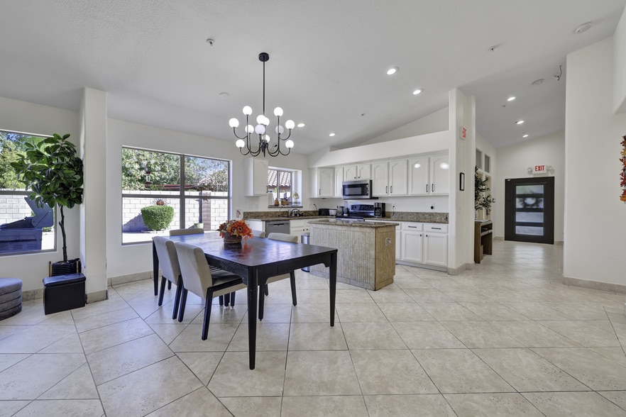TURNKEY REMODELED PEORIA ALH, Peoria, AZ for sale - Building Photo - Image 2 of 6