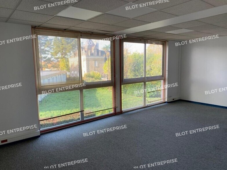 Office in Quimper for lease - Interior Photo - Image 3 of 7