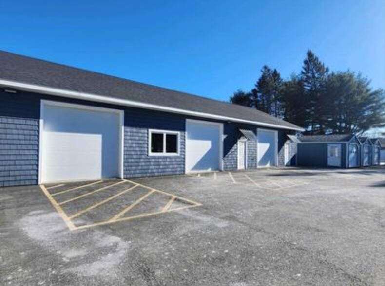 858 Main Rd, Holden, ME à vendre - Photo du bâtiment - Image 1 de 1