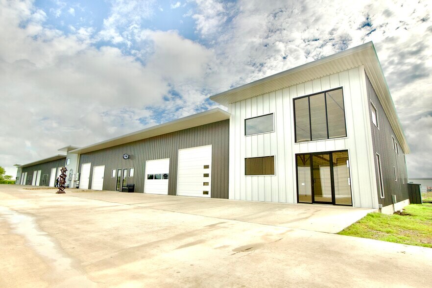 190 Ninety Four Ln, Taylor, TX à vendre - Photo du bâtiment - Image 2 de 13