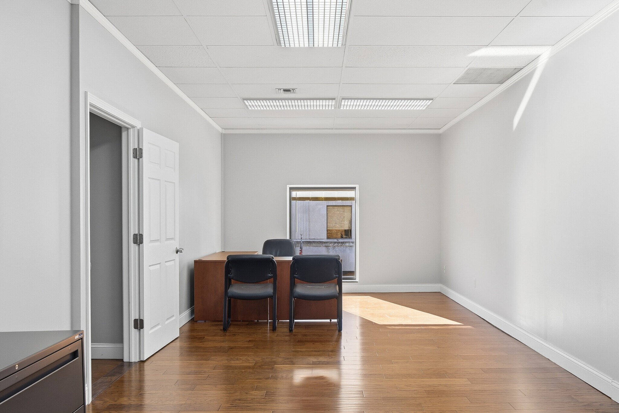 261-275 E Maple Rd, Birmingham, MI for lease Interior Photo- Image 1 of 2