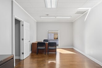 261-275 E Maple Rd, Birmingham, MI for lease Interior Photo- Image 1 of 2