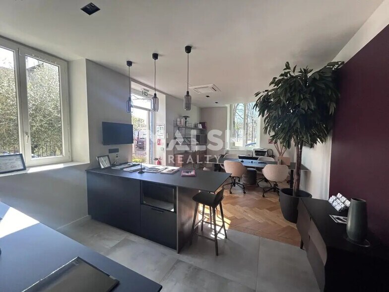 Retail in Écully for lease - Interior Photo - Image 1 of 6