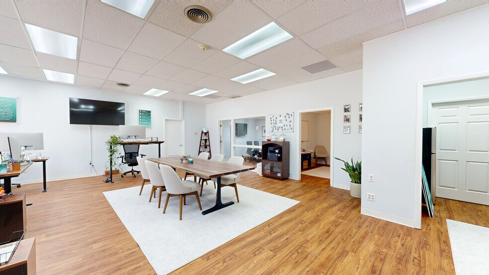 10625 W North Ave, Milwaukee, WI à louer - Numérisation 3D de Matterport - Image 3 de 32