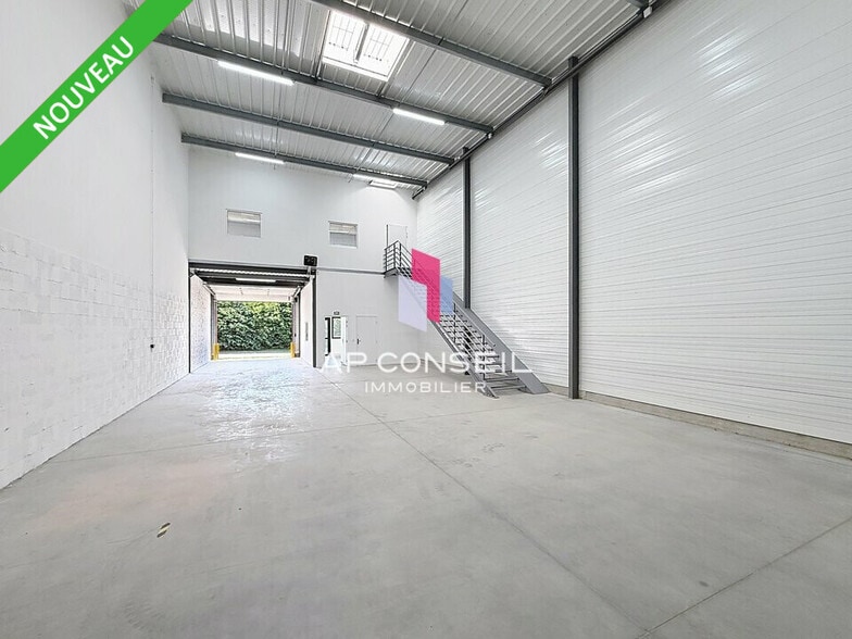 Flex in Trappes for lease - Building Photo - Image 3 of 6