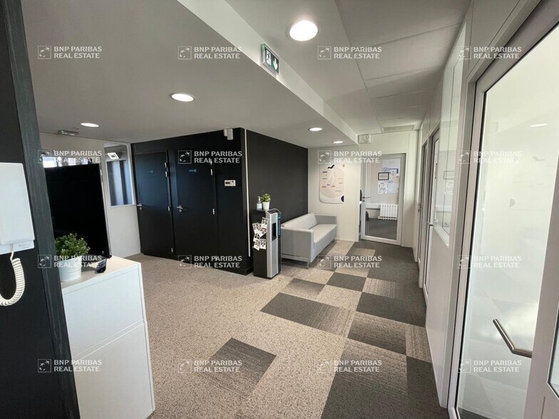 15 Place Aux Bleuets, Lille for lease - Interior Photo - Image 3 of 22
