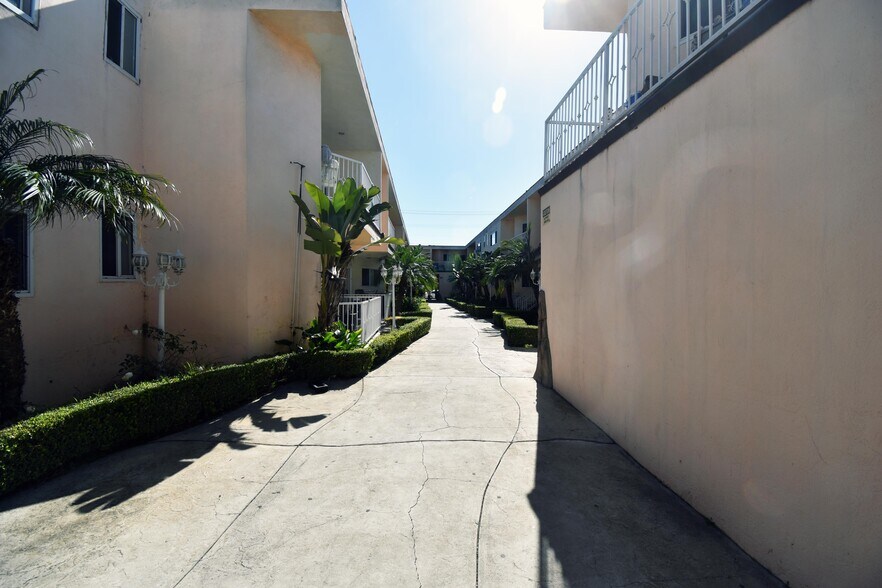 3835 W 104th St, Inglewood, CA à vendre - Photo du bâtiment - Image 3 de 10