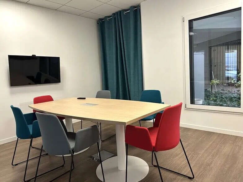 Retail in Bron for lease - Interior Photo - Image 2 of 8