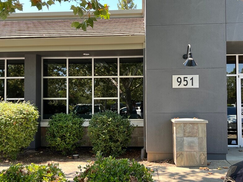 951 Reserve Dr, Roseville, CA à louer - Photo du bâtiment - Image 2 de 13