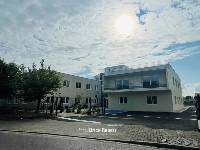 Office in Bron for lease - Building Photo - Image 2 of 11