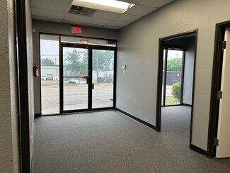 Plus de détails pour 2734 W Kingsley Rd, Garland, TX - Bureau à louer