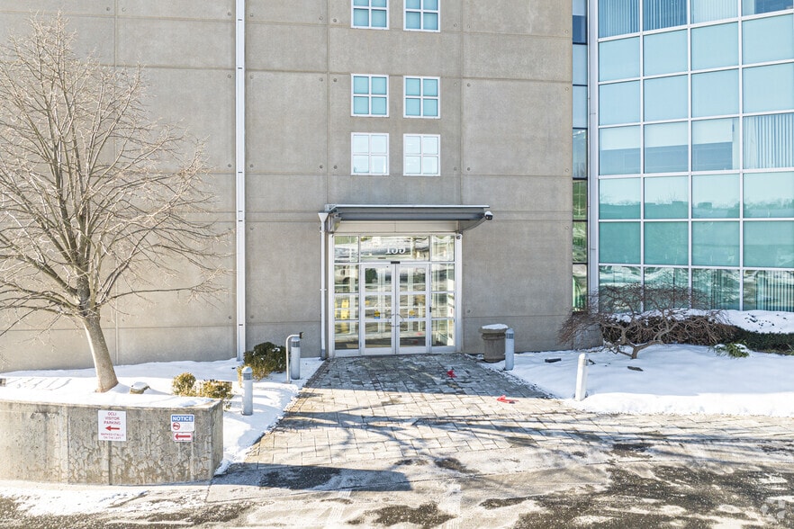 135 Crossways Park Dr, Woodbury, NY for lease - Building Photo - Image 3 of 5