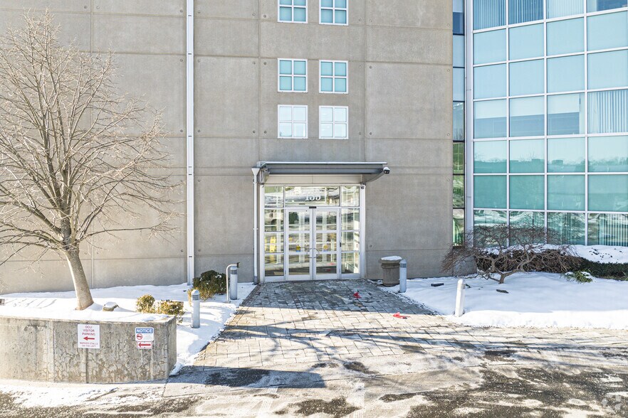 135 Crossways Park Dr, Woodbury, NY à louer - Photo du bâtiment - Image 3 de 5