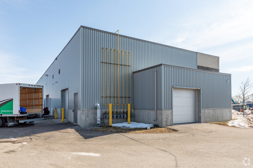 1472 Thornton Rd N, Oshawa, ON à louer - Photo du bâtiment - Image 2 de 2