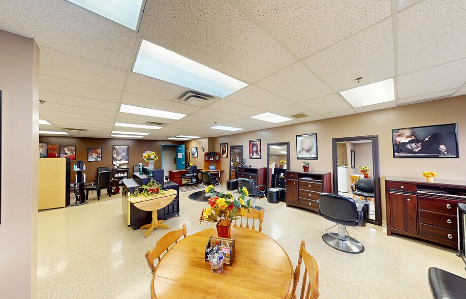 1375 Mcphillips St, Winnipeg, MB à louer - Photo du bâtiment - Image 3 de 4