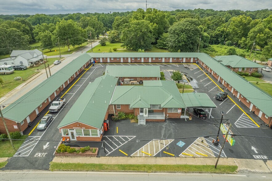 Regency Inn — Hotel | Residential | Apts portefeuille de 3 propriétés à vendre sur LoopNet.ca - Photo du bâtiment - Image 2 de 45