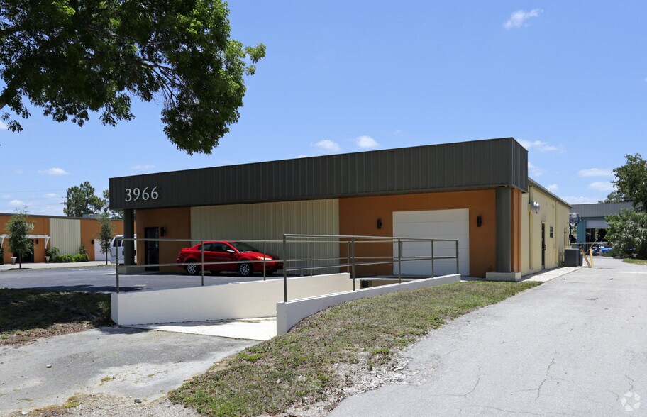 3966 Arnold Ave, Naples, FL à vendre - Photo du bâtiment - Image 2 de 2