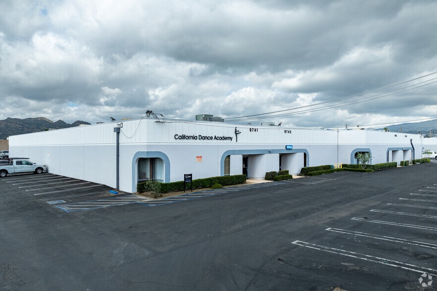 9741-9803 Independence Ave, Chatsworth, CA for lease - Primary Photo - Image 1 of 7