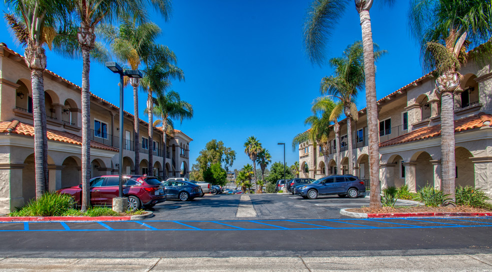 20301 Acacia St, Newport Beach, CA à louer - Photo du bâtiment - Image 3 de 11