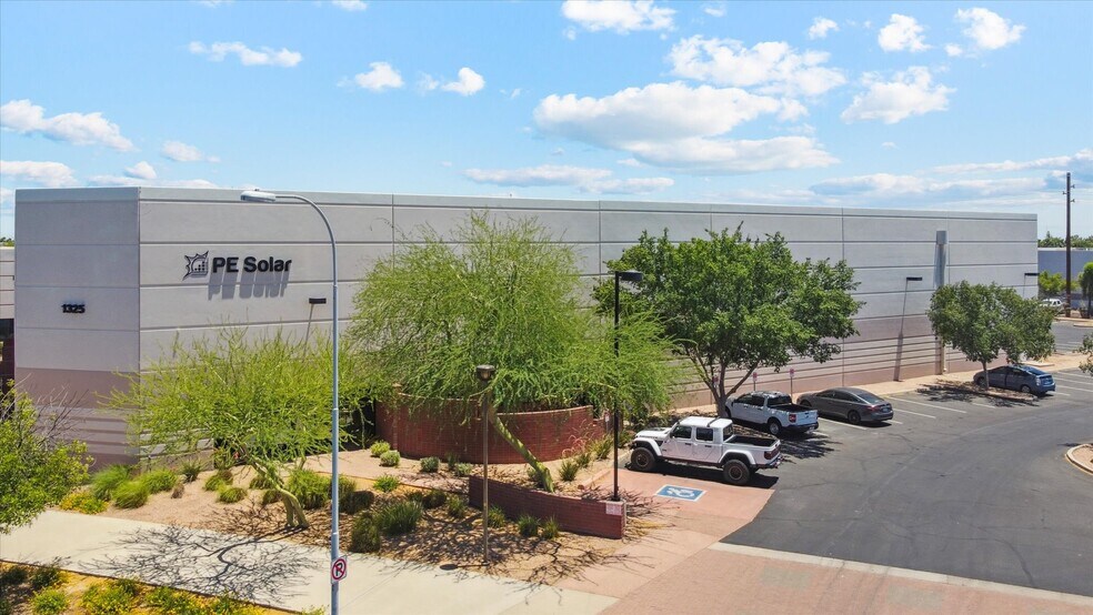 1325 W Auto Dr, Tempe, AZ à louer - Photo du bâtiment - Image 2 de 10