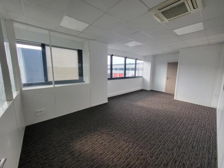 355 Avenue Henri Schneider, Meyzieu for lease - Interior Photo - Image 2 of 6