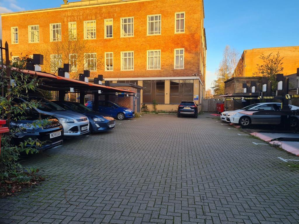 Whitefriars Ave, Harrow for lease Primary Photo- Image 1 of 8