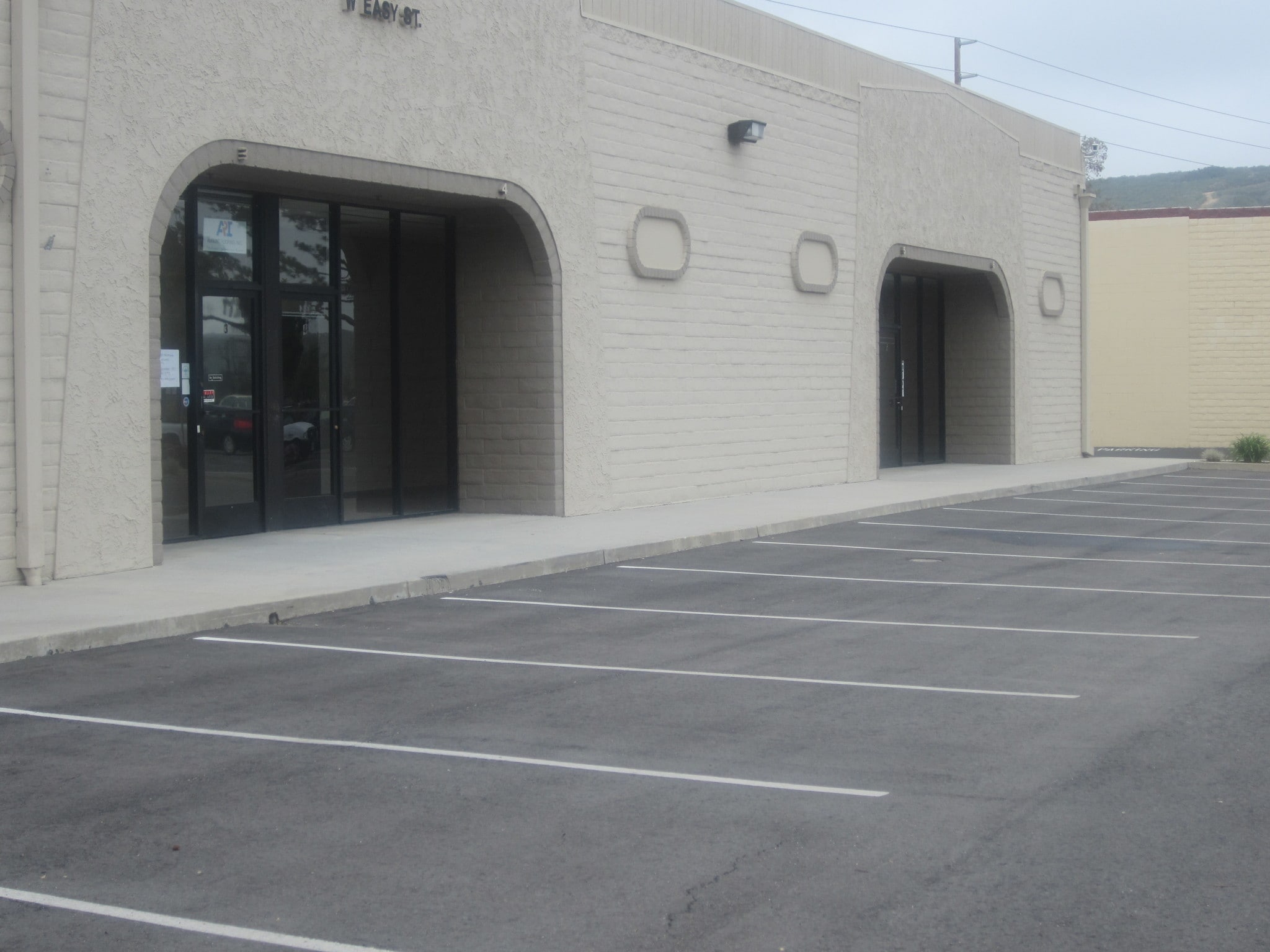 80 W Easy St, Simi Valley, CA for lease Primary Photo- Image 1 of 5