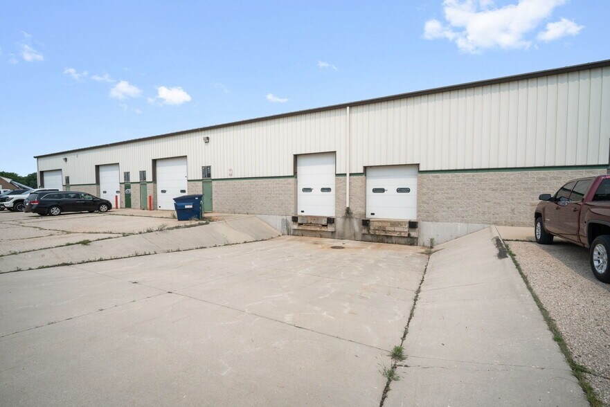 6417 Stockhausen Ln, West Bend, WI à vendre - Photo du bâtiment - Image 2 de 7