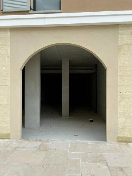 Commerce de détail dans Aix-en-Provence à louer - Photo du bâtiment - Image 2 de 6