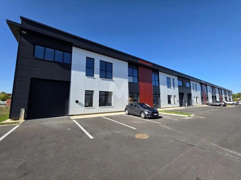 Local d'activités dans Lieusaint à vendre - Photo du bâtiment - Image 2 de 9