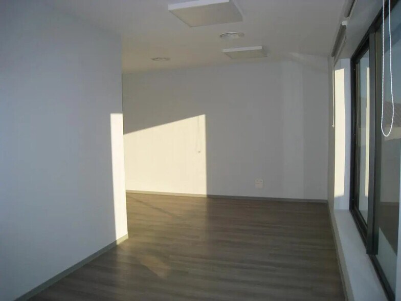 Office in Aubagne for lease - Building Photo - Image 3 of 7
