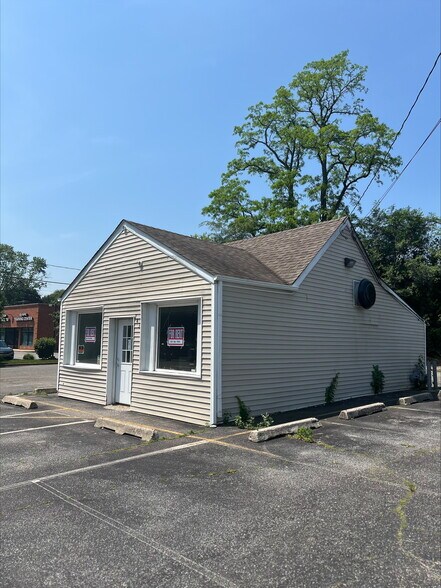 243 Old Walt Whitman Rd, Huntington Station, NY à vendre - Photo du bâtiment - Image 1 de 5