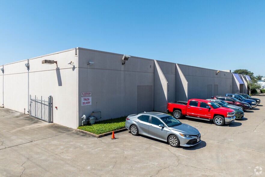 5233-5235 Glenmont Dr, Houston, TX à louer - Photo du bâtiment - Image 3 de 6