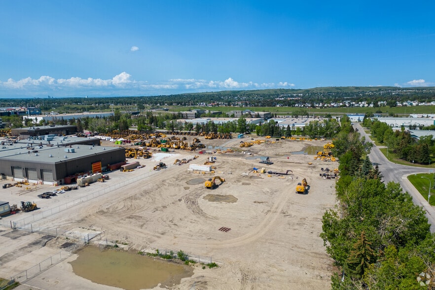 1115 NE 68 Av, Calgary, AB for sale - Building Photo - Image 2 of 4