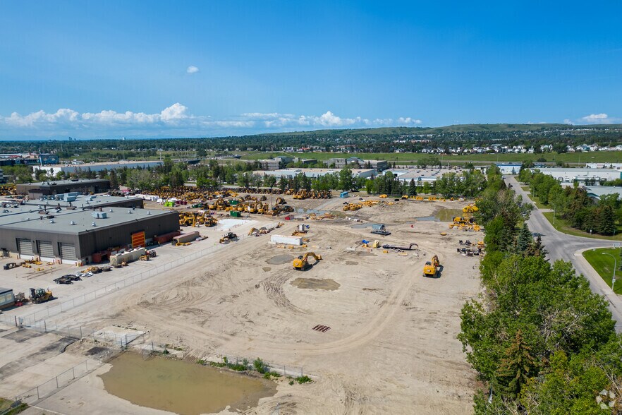 1115 NE 68 Av, Calgary, AB à vendre - Photo du bâtiment - Image 2 de 4