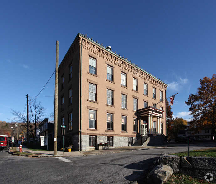 10 Front St, Canton, CT à vendre - Photo principale - Image 1 de 1