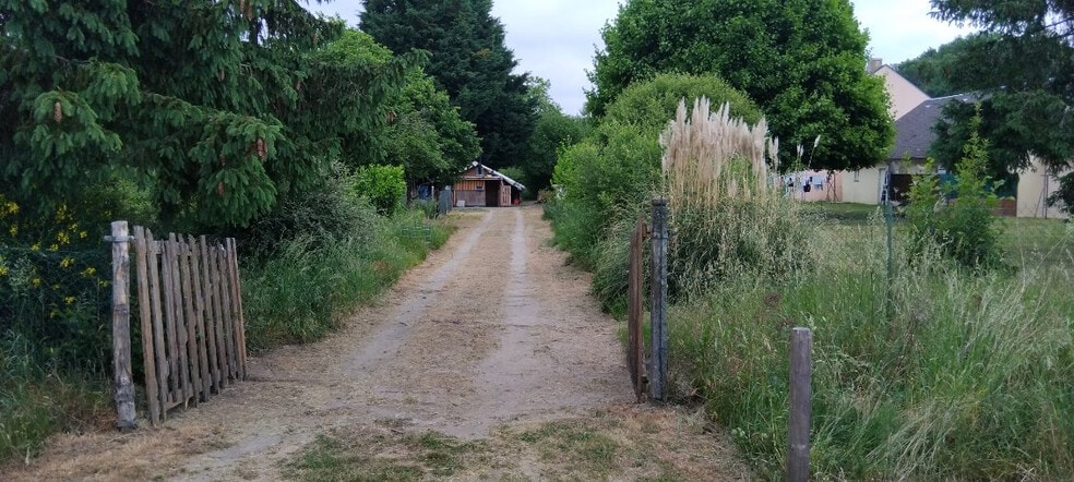 Land in Les Bordes for sale - Building Photo - Image 3 of 3