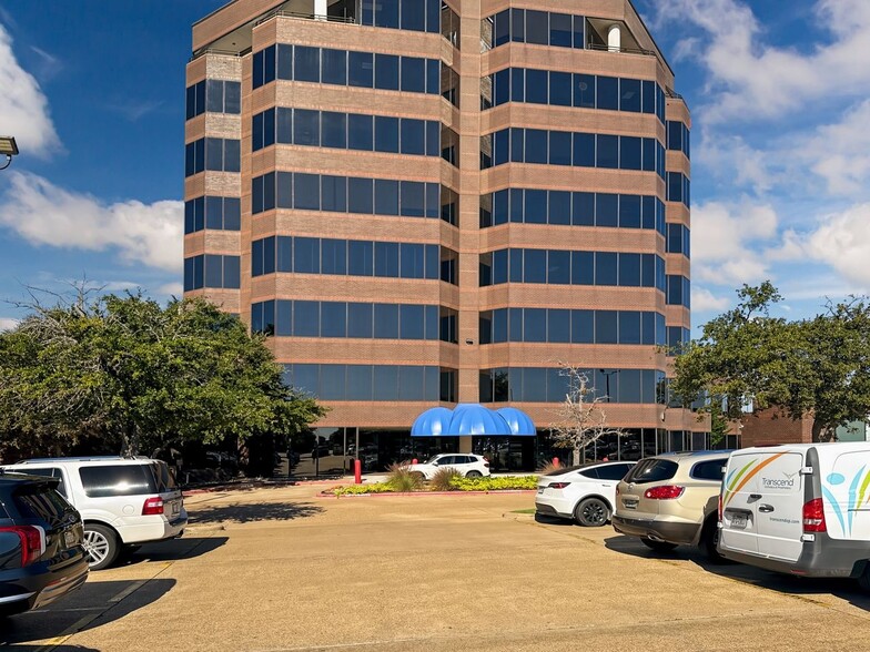 1716 Briarcrest Dr, Bryan, TX à louer - Photo du bâtiment - Image 3 de 12