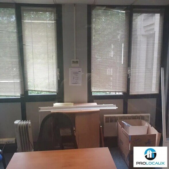 Office in Grenoble for lease - Interior Photo - Image 3 of 12