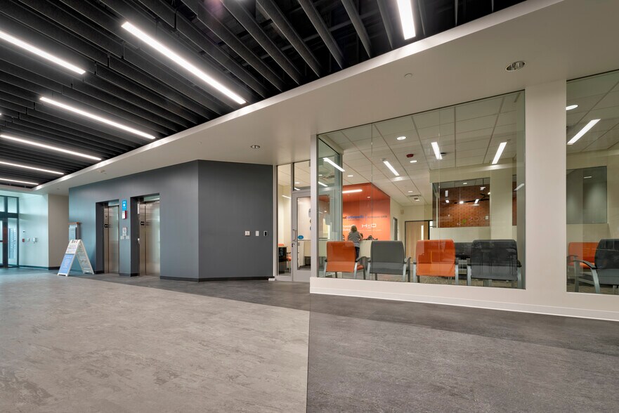 7095 S Ballpark Dr, Franklin, WI à louer - Hall d’entrée - Image 2 de 8