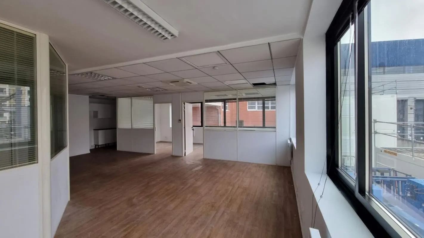 16 Rue Jean Jacques Rousseau, Issy-les-Moulineaux for lease Interior Photo- Image 1 of 10