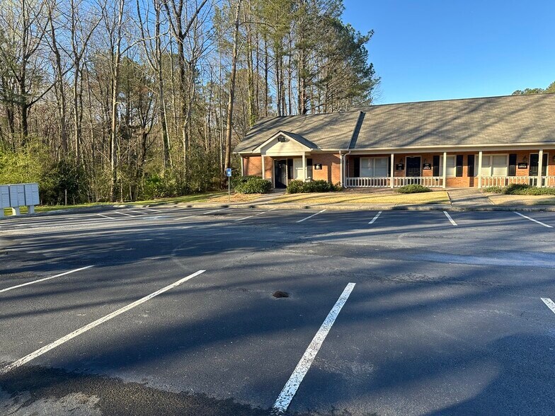650 Hillcrest Rd, Lilburn, GA à louer - Photo du bâtiment - Image 2 de 9