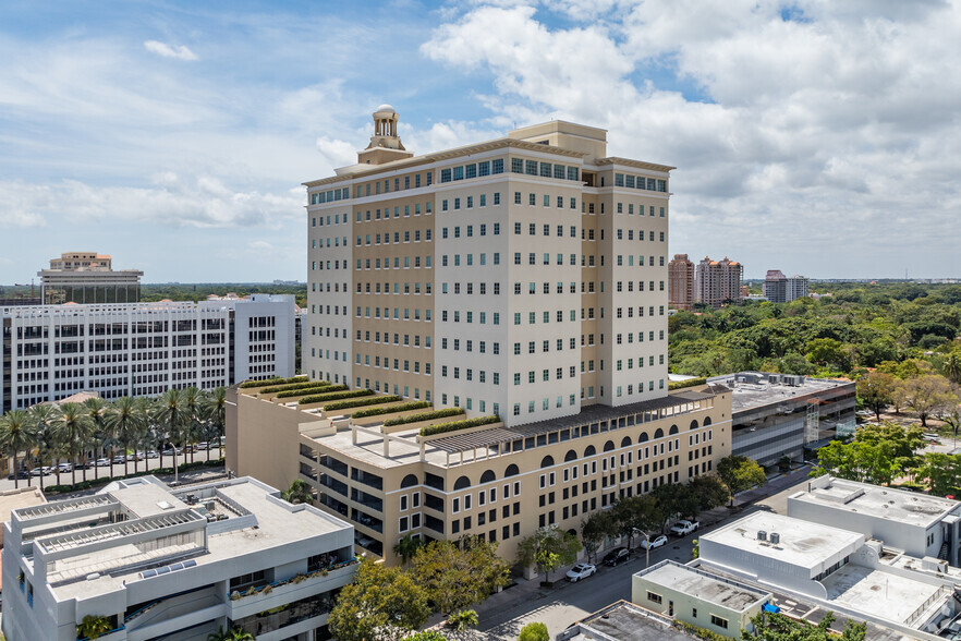 355 Alhambra Cir, Coral Gables, FL à louer - Photo du bâtiment - Image 3 de 7