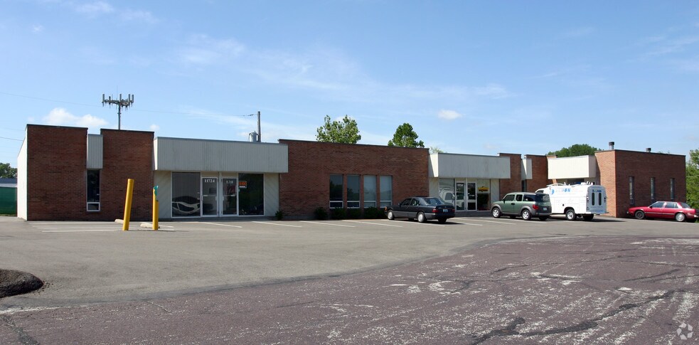 11724-11740 Lackland Industrial Dr, Maryland Heights, MO for sale - Building Photo - Image 3 of 9