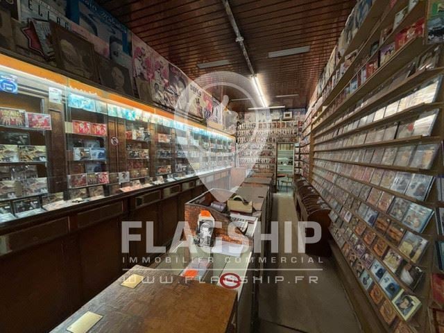 Retail in Paris for lease - Interior Photo - Image 2 of 5