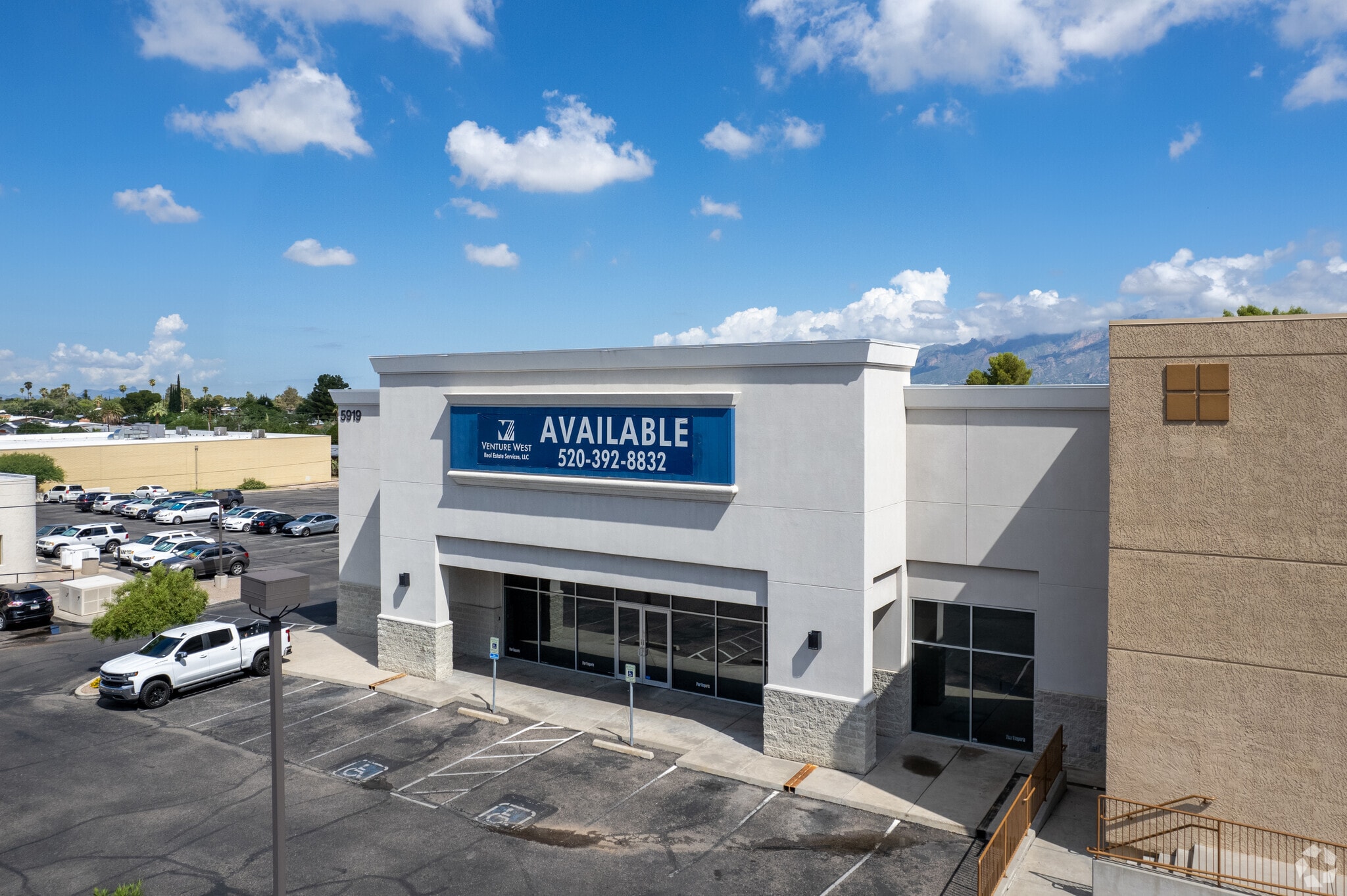 5919 E Broadway Blvd, Tucson, AZ à vendre Photo du bâtiment- Image 1 de 7