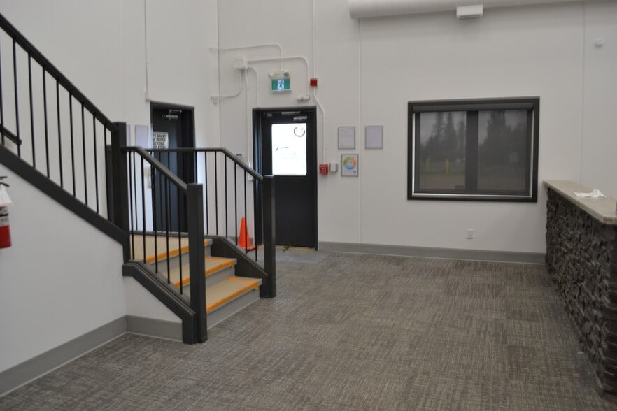 70 Queens Dr, Red Deer County, AB for sale - Building Photo - Image 3 of 18