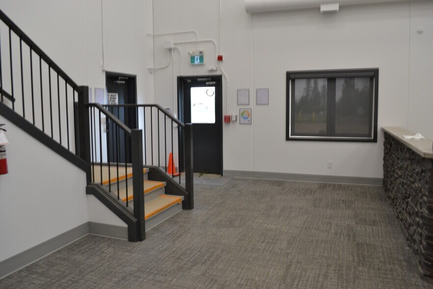 70 Queens Dr, Red Deer County, AB à vendre - Photo du bâtiment - Image 3 de 18