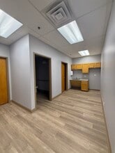 100-112 Terrace Dr, Mundelein, IL for lease Interior Photo- Image 2 of 6